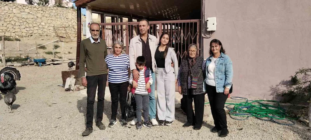 Sivas'ta aracı bozulan Alman gezgini 11 gün evlerinde ağırladılar! Vedada gözyaşlarına hakim olamadı