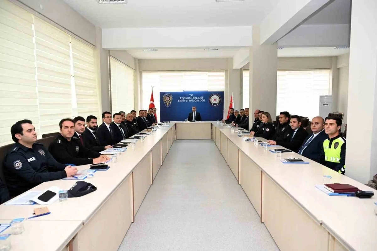 Erzincan İl Emniyet Müdürü Doköz, birim amirleriyle değerlendirme toplantısı yaptı