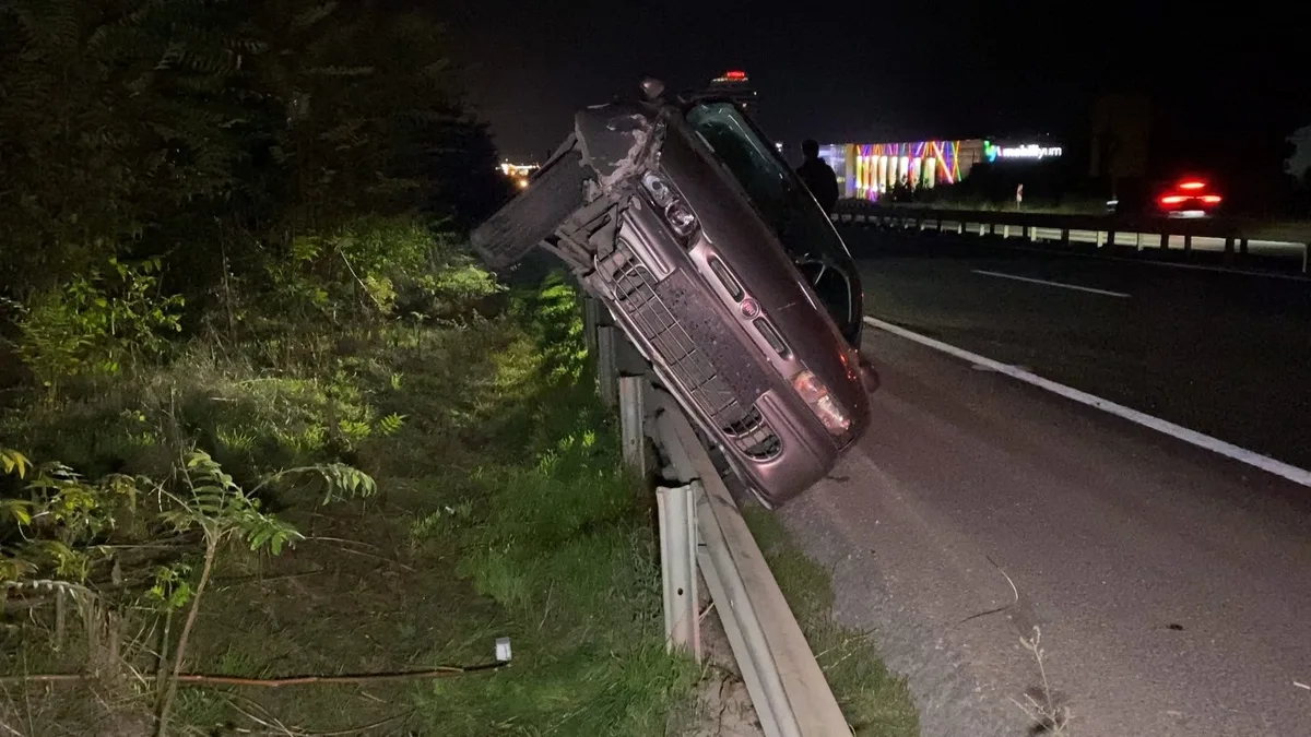 Bursa İnegöl'de bariyerlere çıkan otomobilin sürücüsü kazadan yara almadan kurtuldu