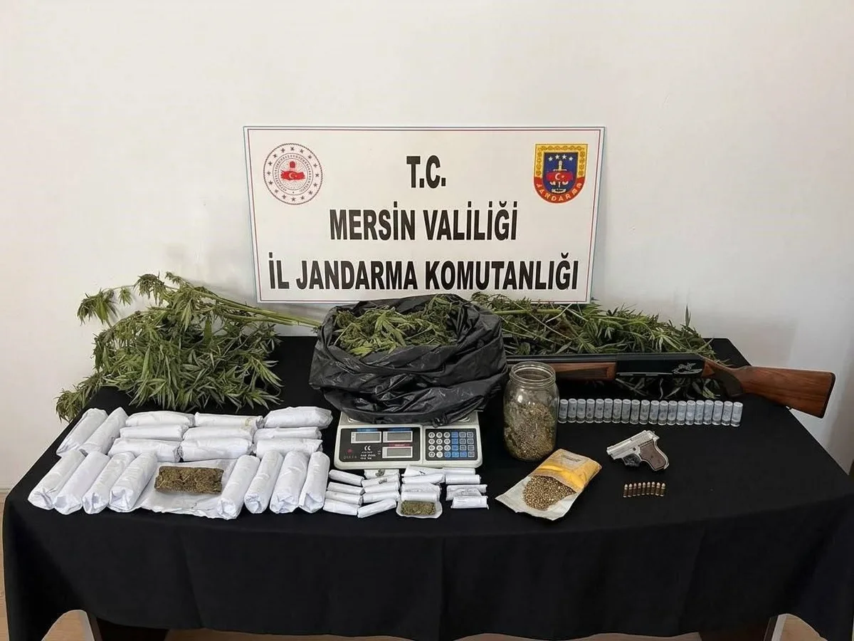 Mersin'de iki operasyonda 4 şüpheli tutuklandı, 4 kilo 670 gram esrar ele geçirildi