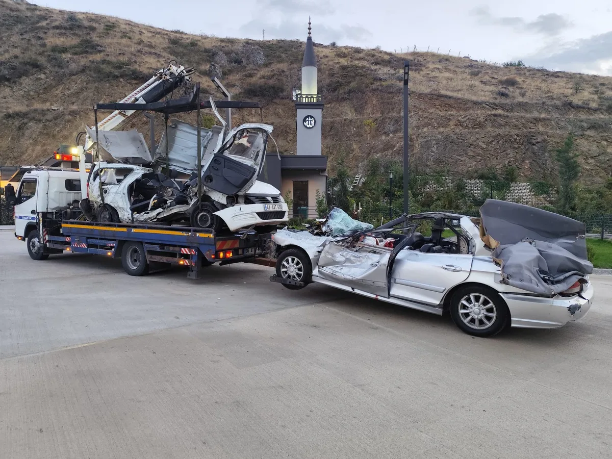 Ankara Mamak'ta takla atan otomobil otomobille çarpıştı; 2 kişi öldü, 2 yaralandı