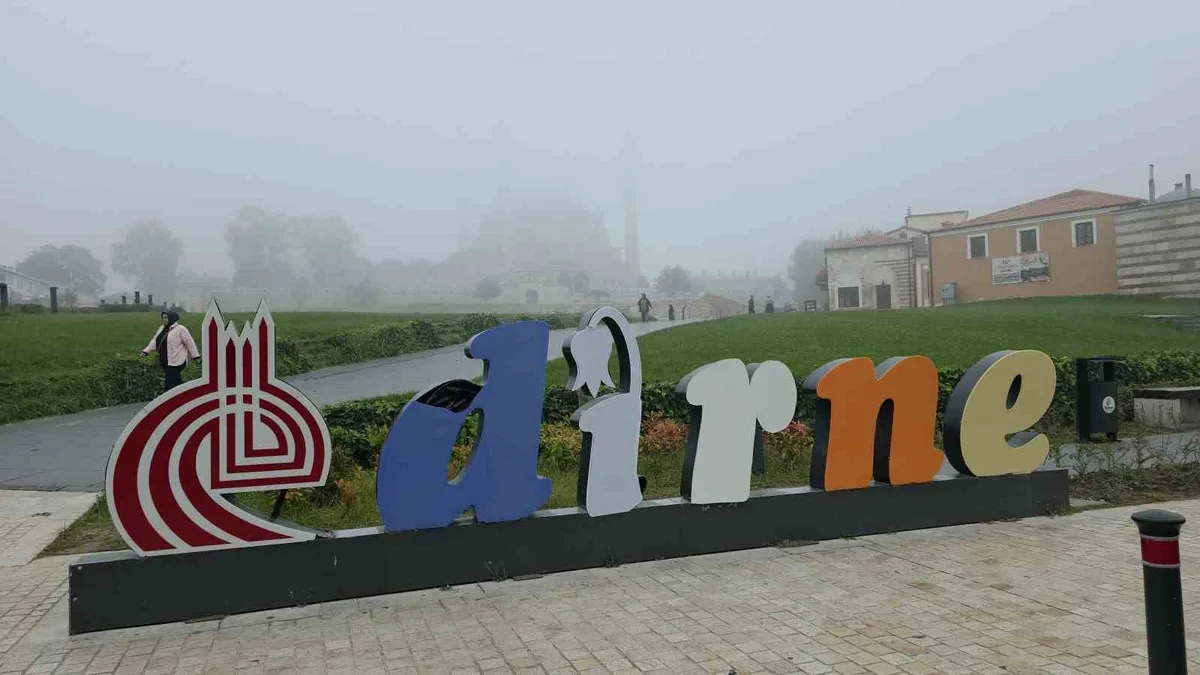 Edirne'de etkili olan sis Selimiye Camii'ni gizledi, vatandaşlar yağmur bekliyor