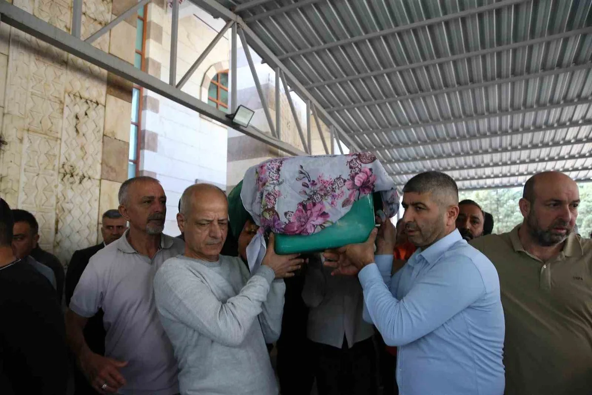 Hatay Dörtyol'da trenin çarptığı otomobilde ölen 45 yaşındaki kadın toprağa verildi.