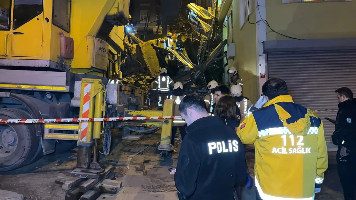 İstanbul Beyoğlu'nda 5 katlı metruk bina çöktü! Hasar gören yan bina tahliye ediliyor