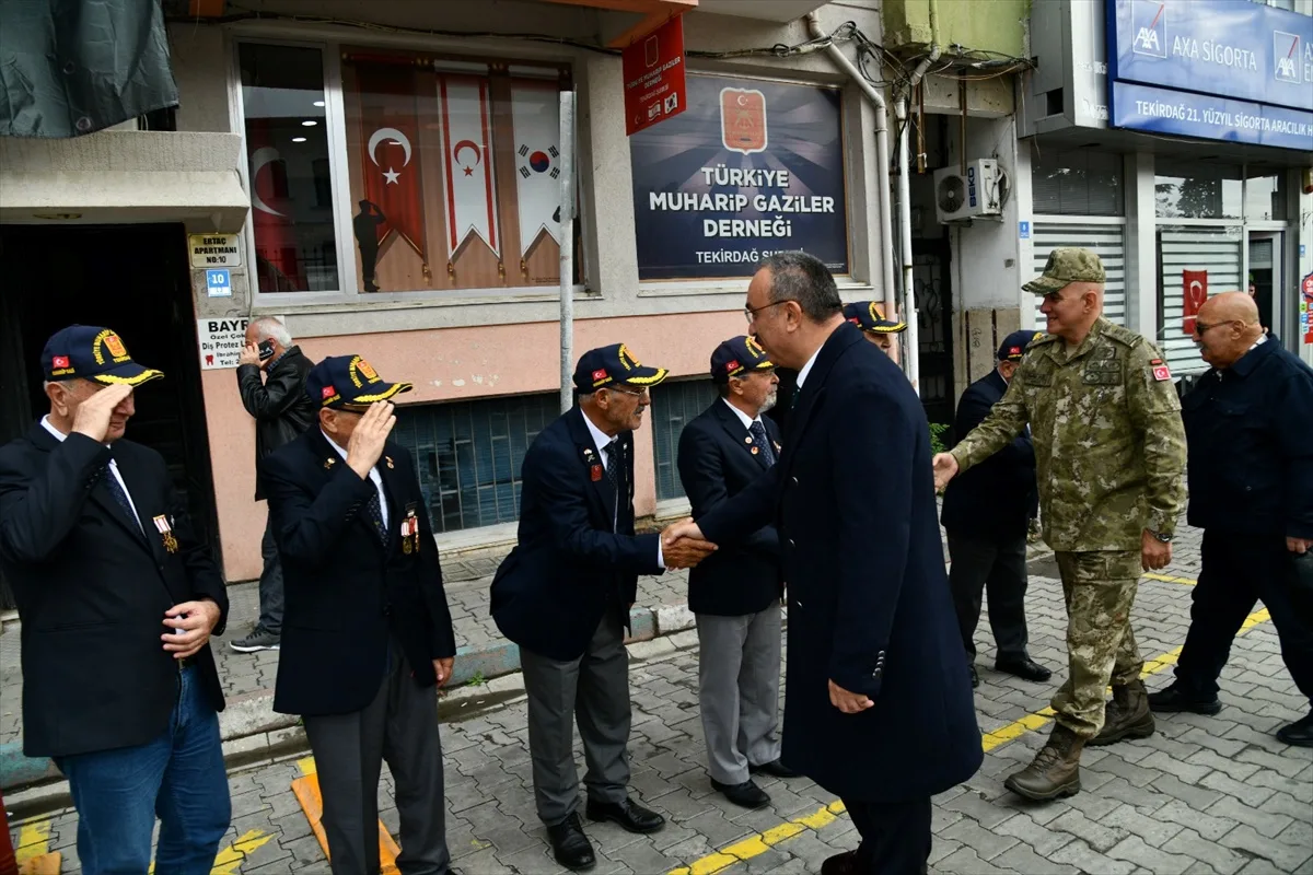 Tekirdağ Valisi Soytürk ve Tümgeneral Ala gazilerle dernekte buluştu
