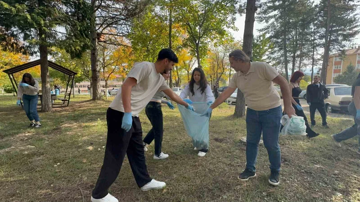Kastamonu Üniversitesi Rafet Vergili MYO öğrencileri kampüste 10 torba çöp topladı