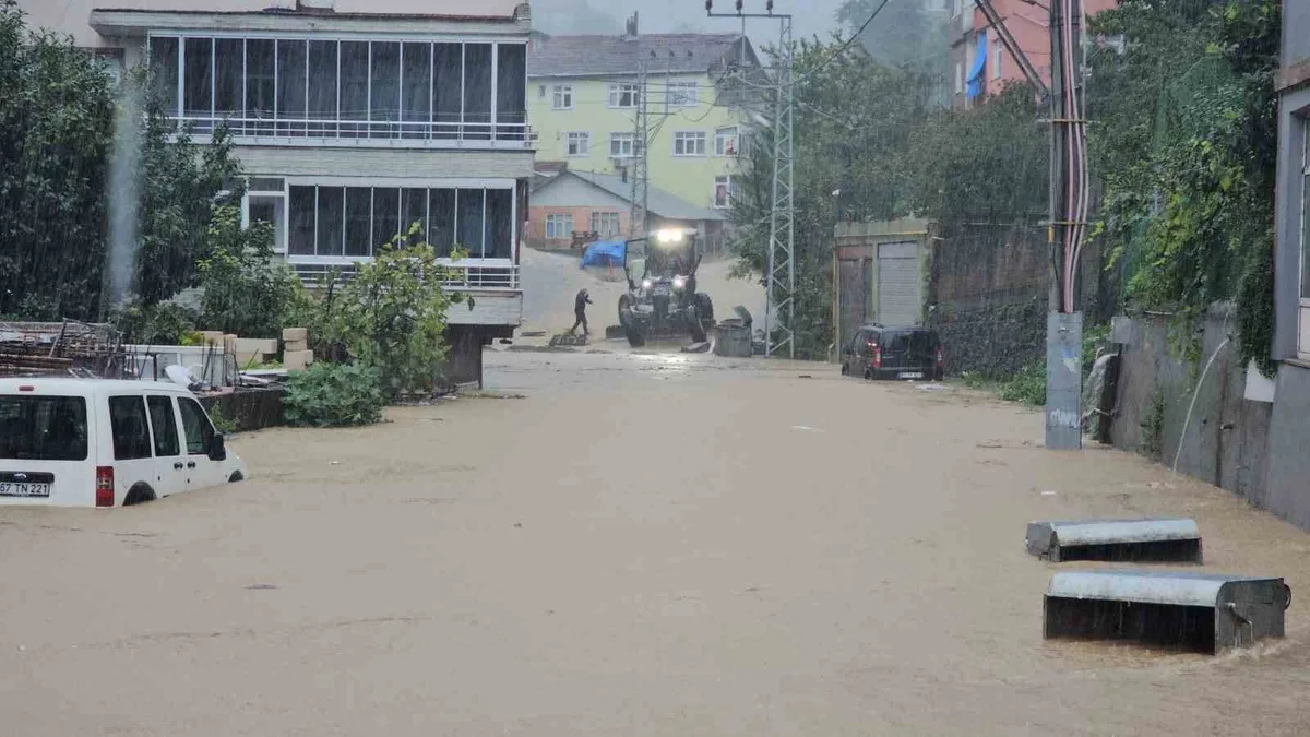 Zonguldak’ta sağanak yolları göle çevirdi: Metrekareye 80 kilogram yağış