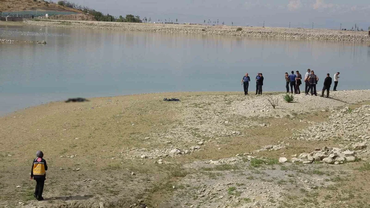 Malatya Battalgazi'de gölette bulunan erkek cesedi sudan çıkarıldı
