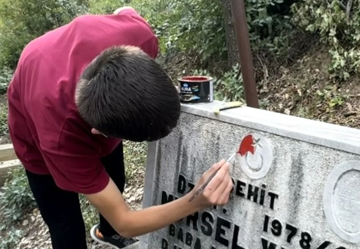 Feke’de öğrencilerden şehit kabirlerine vefa