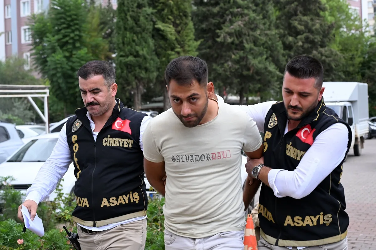 Kepez'de kadına kaynar su döküp boğduğu iddia edilen şüpheli Antalya'ya getirildi