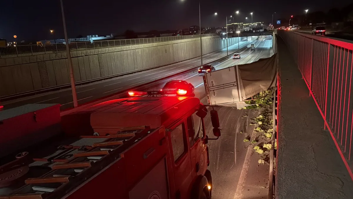 Eskişehir'de alt geçitte devrilen kamyonetin 4 ton marulu yola saçıldı