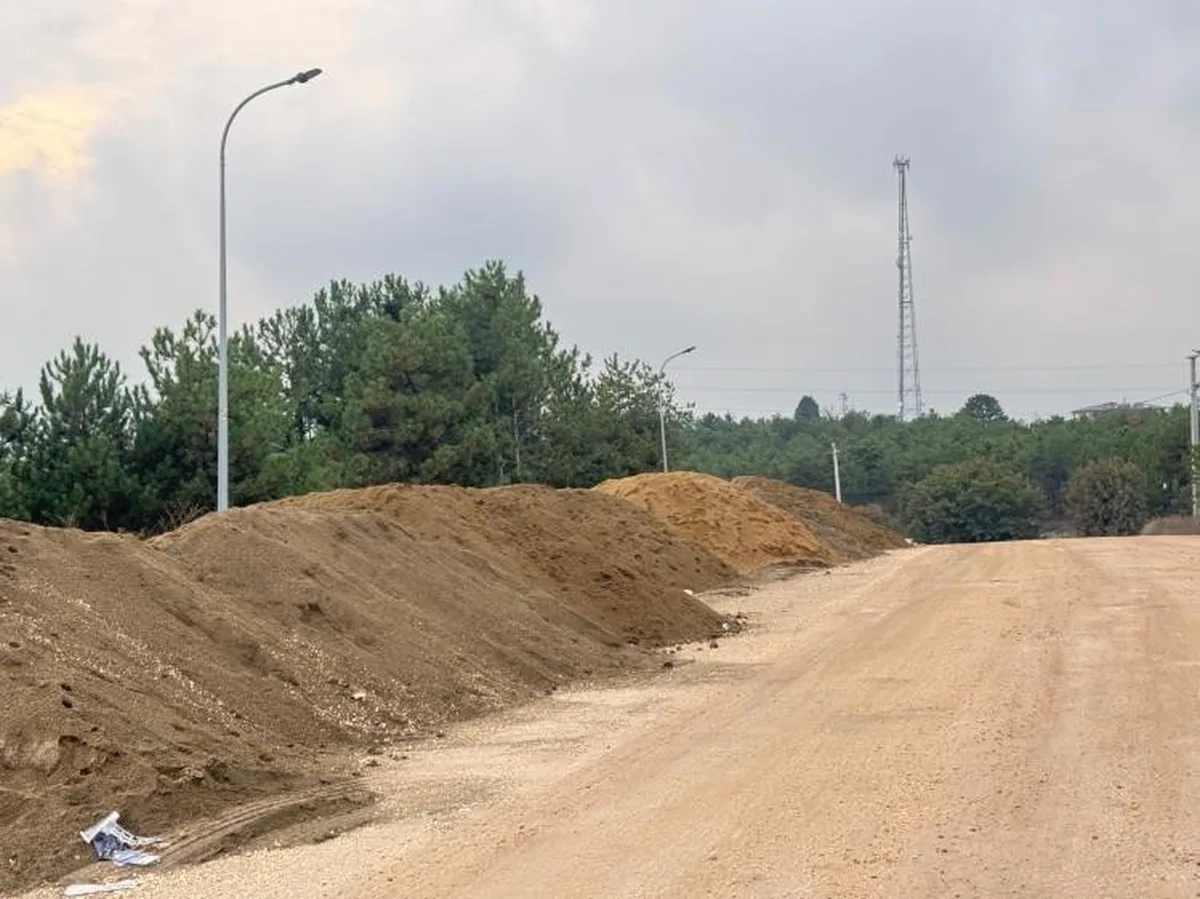 Sürücüler Bilecik'te yola dökülen kumların frende araçları kaydırdığını söylüyor
