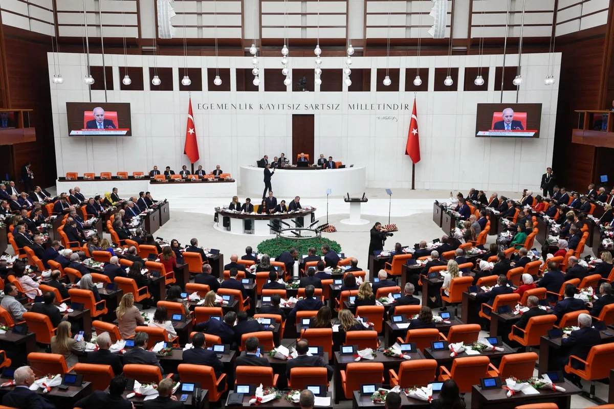 TBMM'de Kızılay teklifinin ilk 3 maddesi, başörtüsü tartışmasının ardından kabul edildi