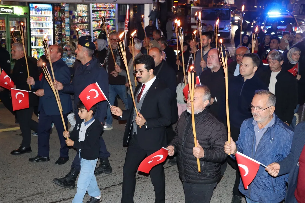 Ferizli'de Cumhuriyet'in 103. yılı için fener alayı düzenlendi