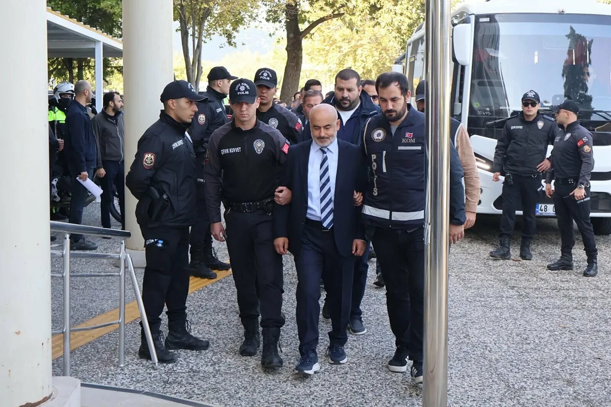 Milas Belediyesi'nde 2,5 milyar liralık 'yapılmamış iş' iddiası! Başkan Topuz ve oğlu adliyeye sevk edildi
