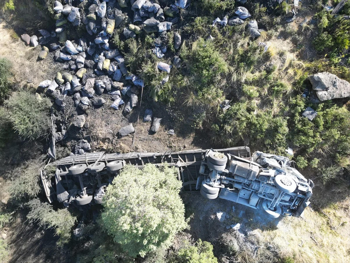 Antalya Manavgat'ta kömür yüklü tır virajdan uçuruma devrildi, 2 kişi yaralandı