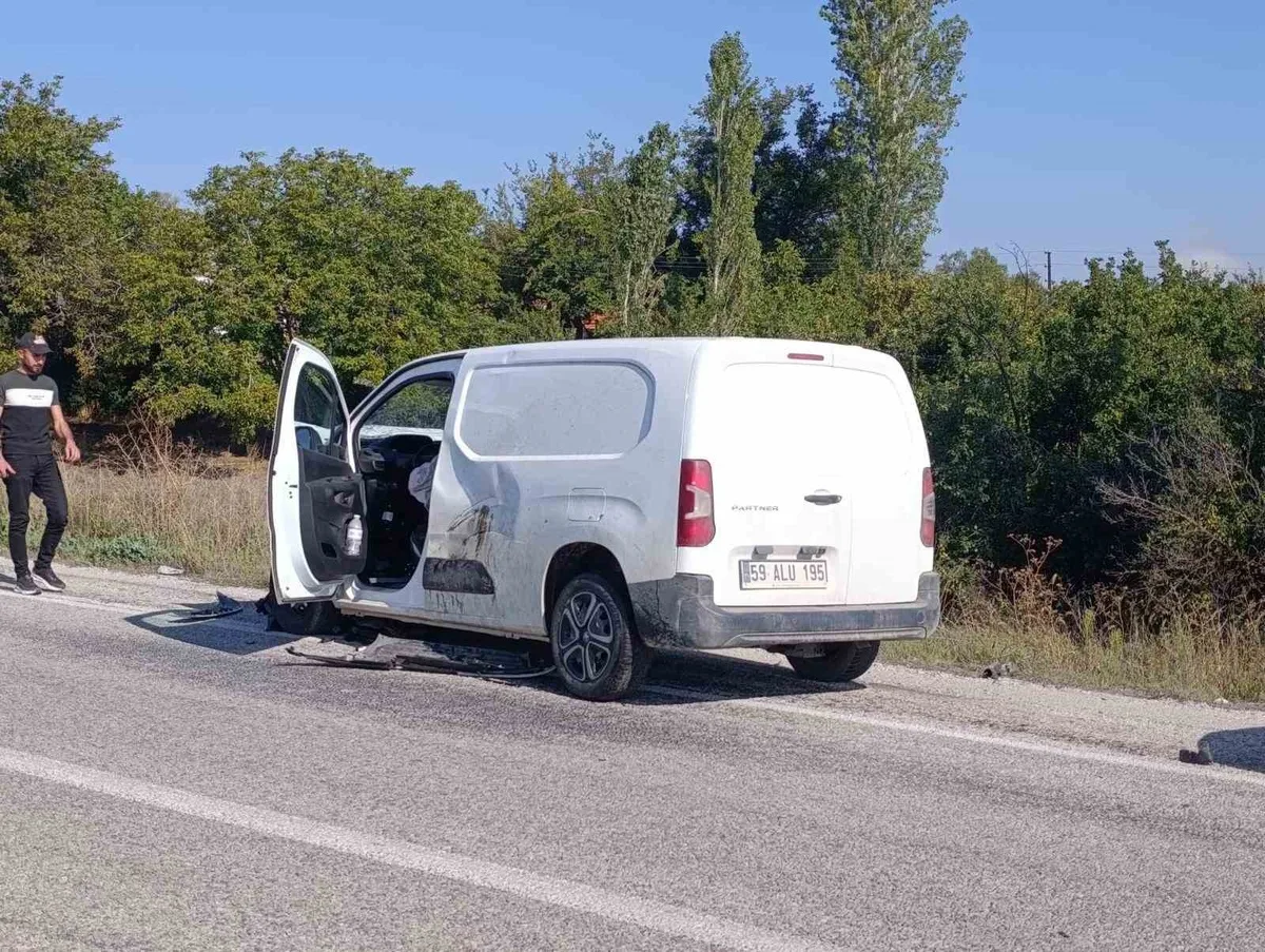Konya Hüyük'te otomobil ile hafif ticari araç çarpıştı, 3 kişi öldü, 1 kişi yaralandı