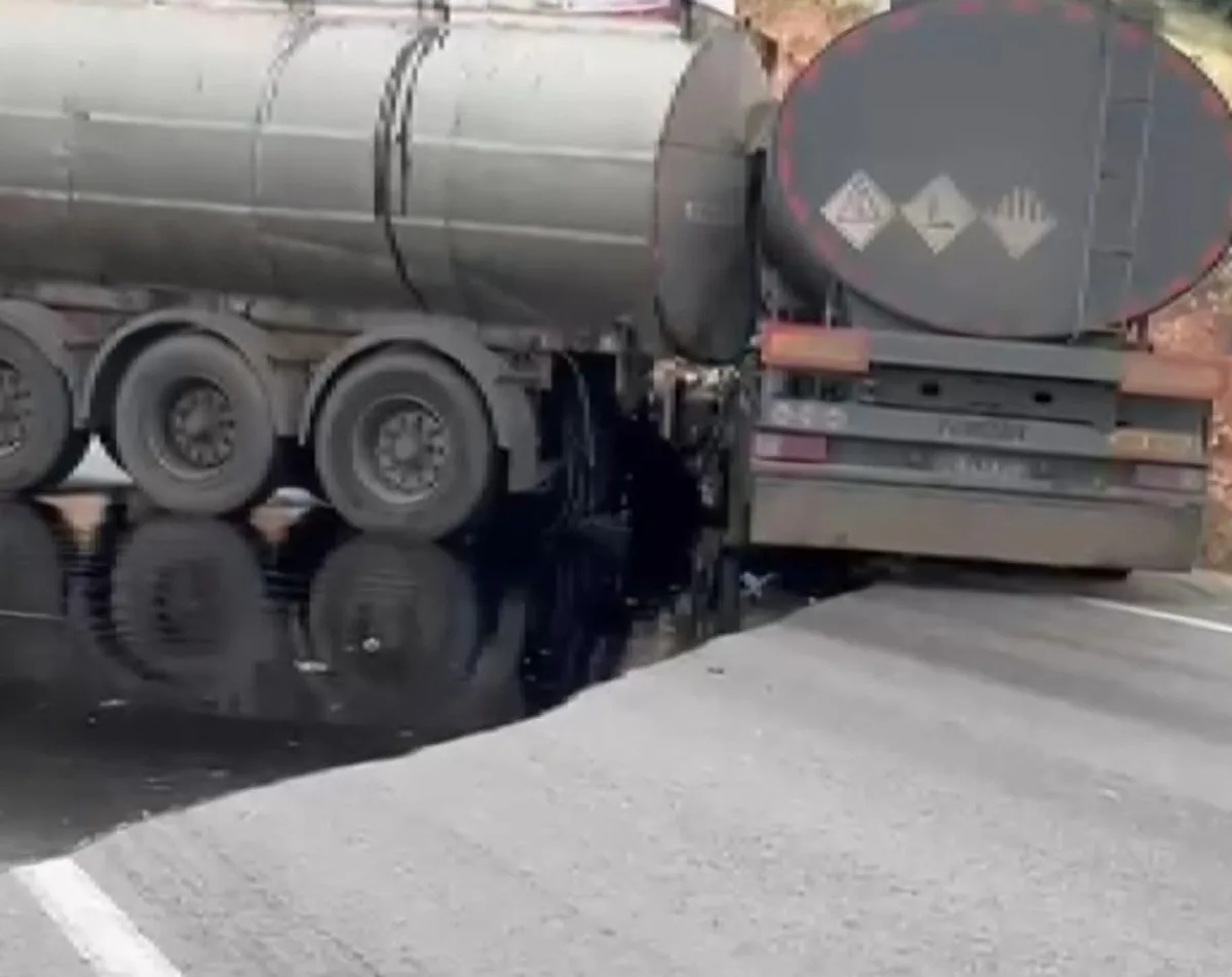 Gaziantep Nurdağı'nda 2 tanker çarpıştı, sürücüler yaralandı, tonlarca yakıt döküldü