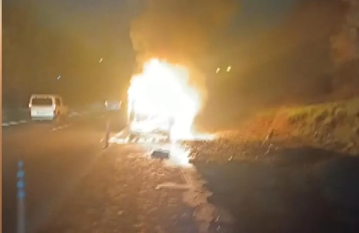 Ümraniye'de TEM bağlantı yolunda araç yandı, sürücü ve arkadaşı ellerinden yaralandı