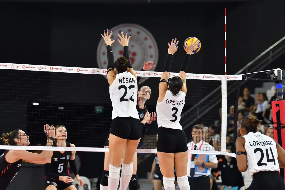 Beşiktaş, Manisa Büyükşehir Belediye Spor'u 3-1 yenerek ilk galibiyetini aldı