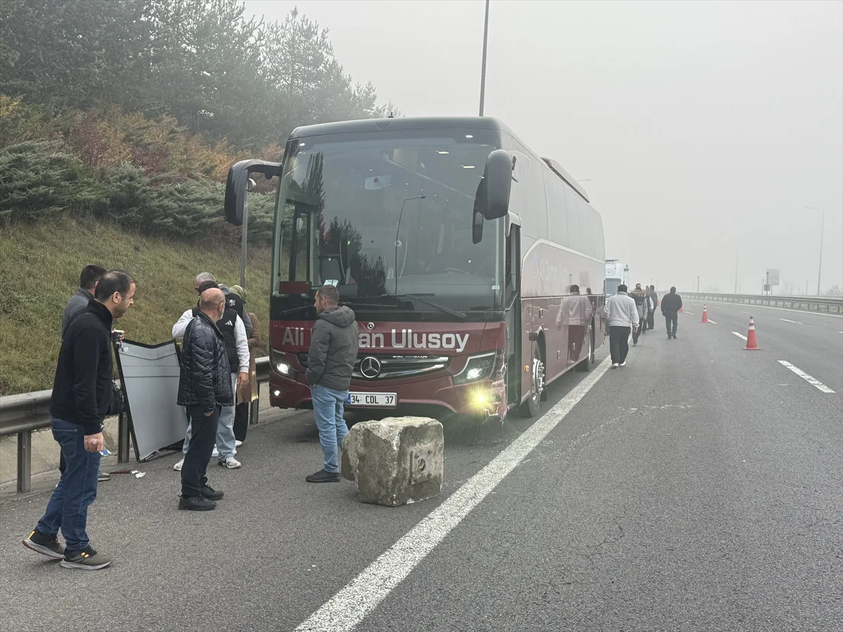 Bolu'da otobüs, kamyonet ve otomobilin karıştığı kazada 2 kişi yaralandı