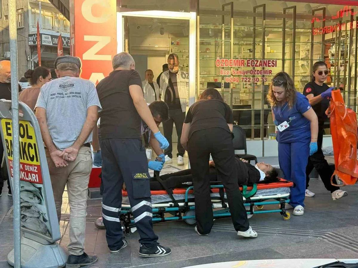 Antalya Serik'te otomobil ile motosiklet çarpıştı, 2 kişi yaralandı