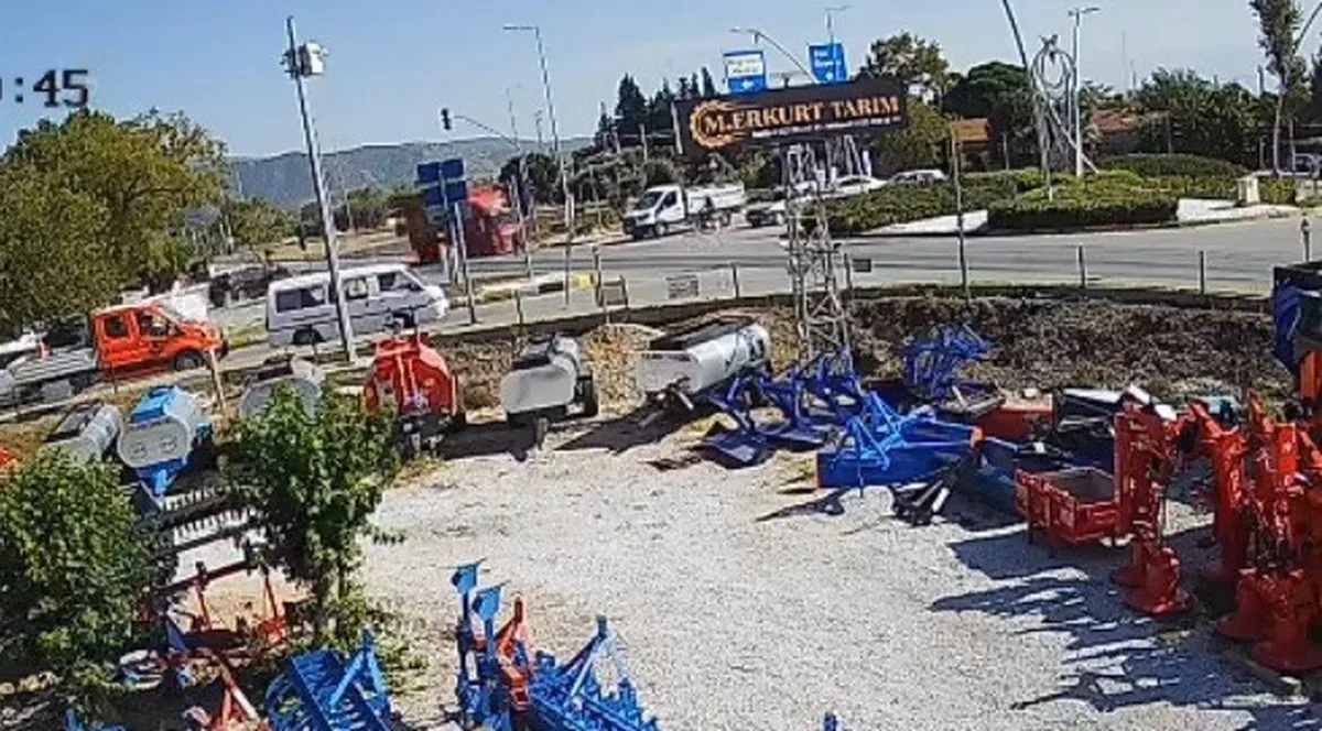 İzmir Bayındır'da kamyonetin çarptığı kadın tekerleklerin altında kalmaktan kurtuldu