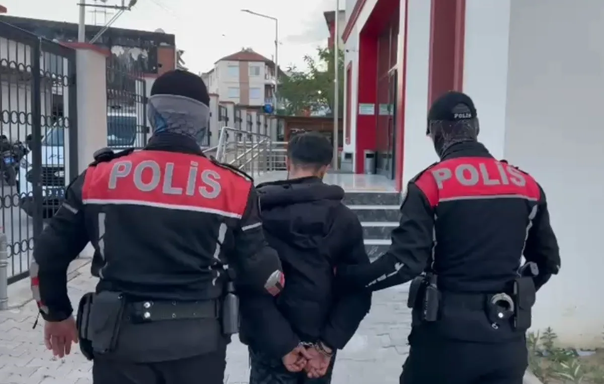 İzmir'de 4 firari, kesinleşmiş hapis cezalarıyla yakalanıp adliyeye sevk edildi