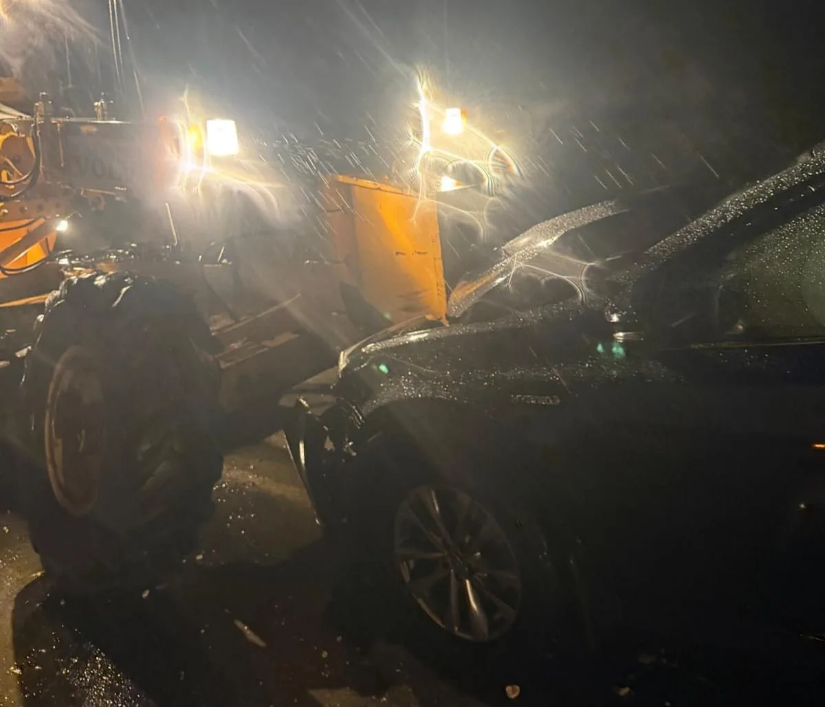 Akyazı'da sel çalışmasına giden greyder otomobille çarpıştı, 4 kişi yaralandı