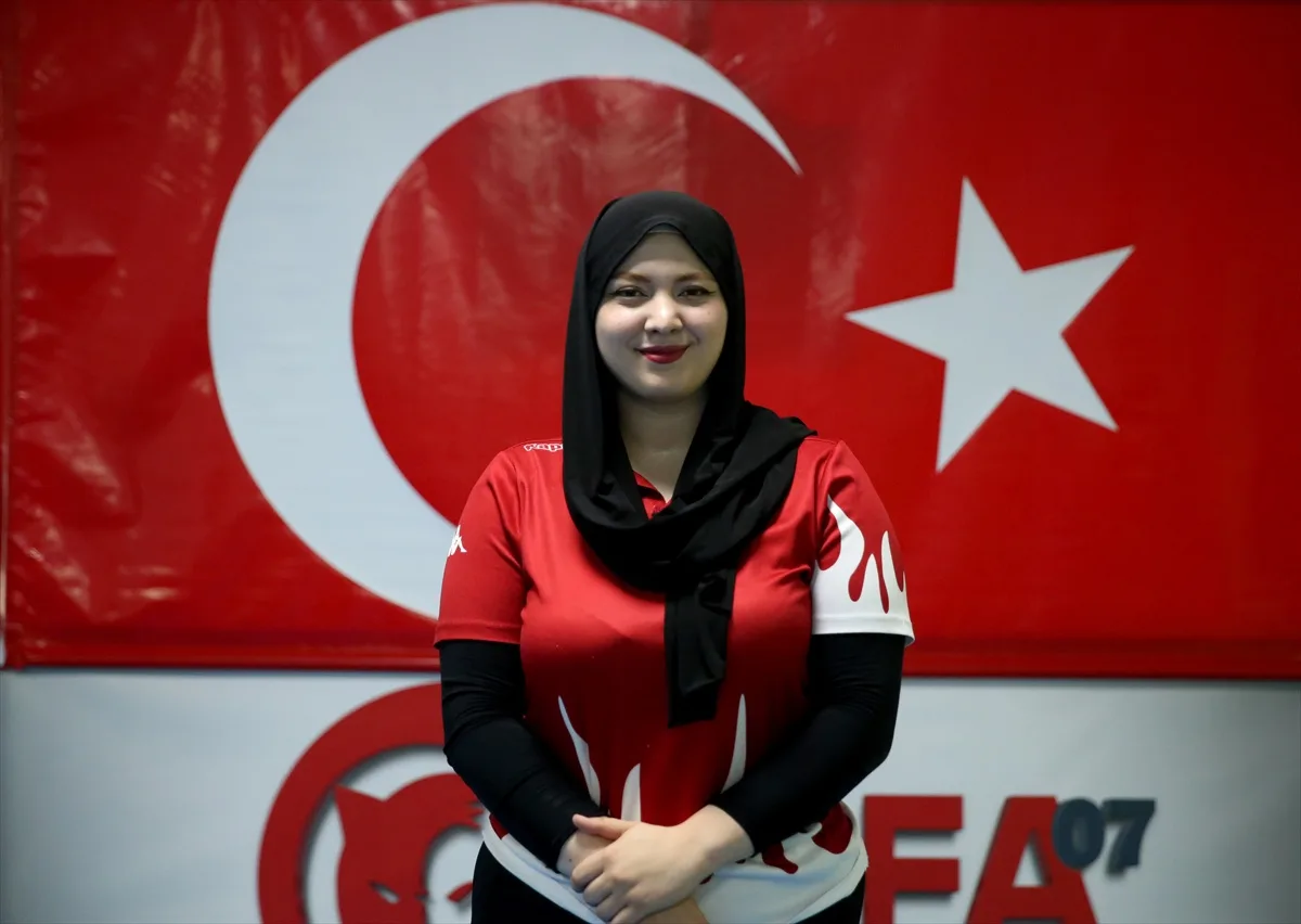 Eski milli tekvandocu Zülal Altın sakatlıklar sonrası fizyoterapist oldu.