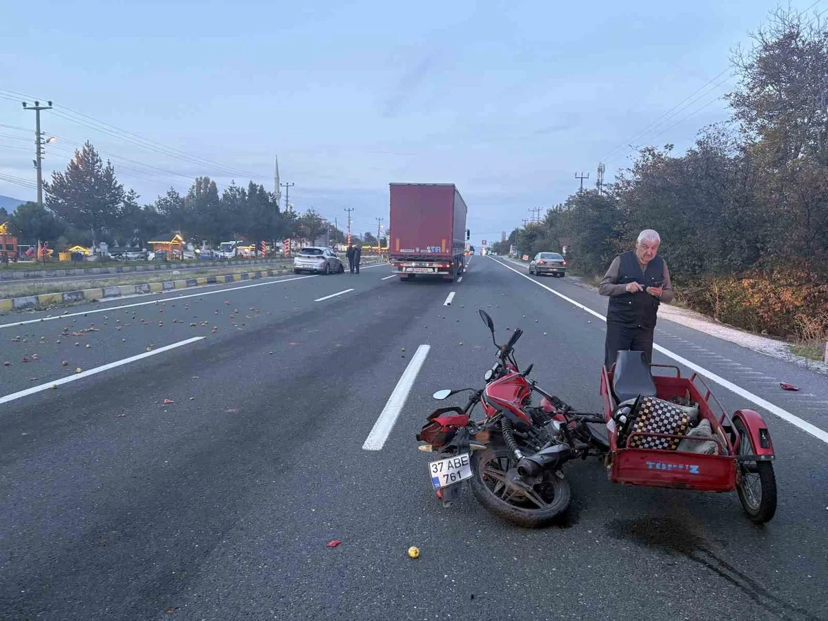 Tosya'da otomobil ile çarpışan motosikletin sürücüsü yaralandı, elmalar yola saçıldı