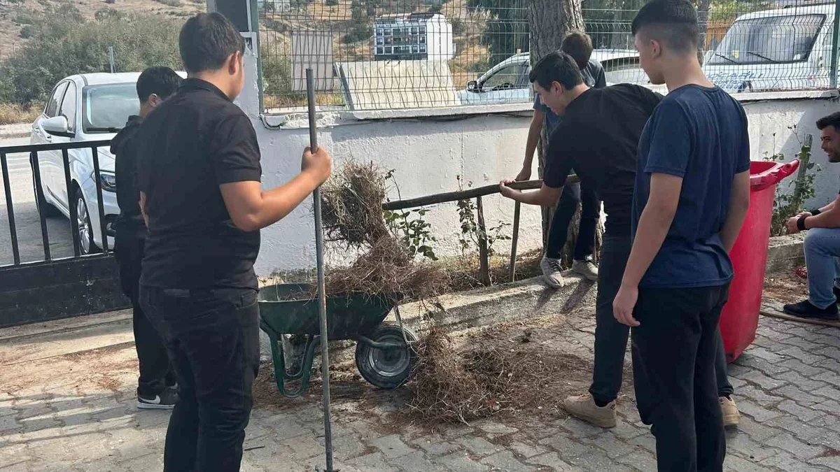 Koçarlı'da öğrenciler ÇEDES Projesi kapsamında okul bahçesini temizledi