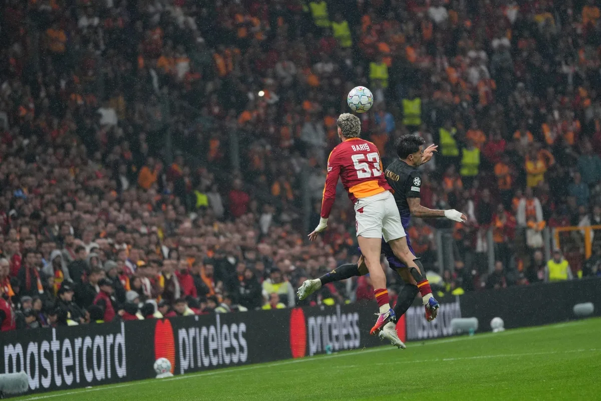 Galatasaray, Şampiyonlar Ligi'nde sahasında Barcelona'ya 4-1 yenildi