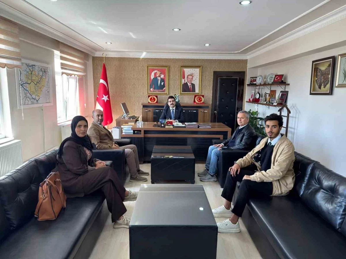 Cezayir'den gelen uluslararası öğrenciler Tomarza Kaymakamı Eser'i ziyaret etti