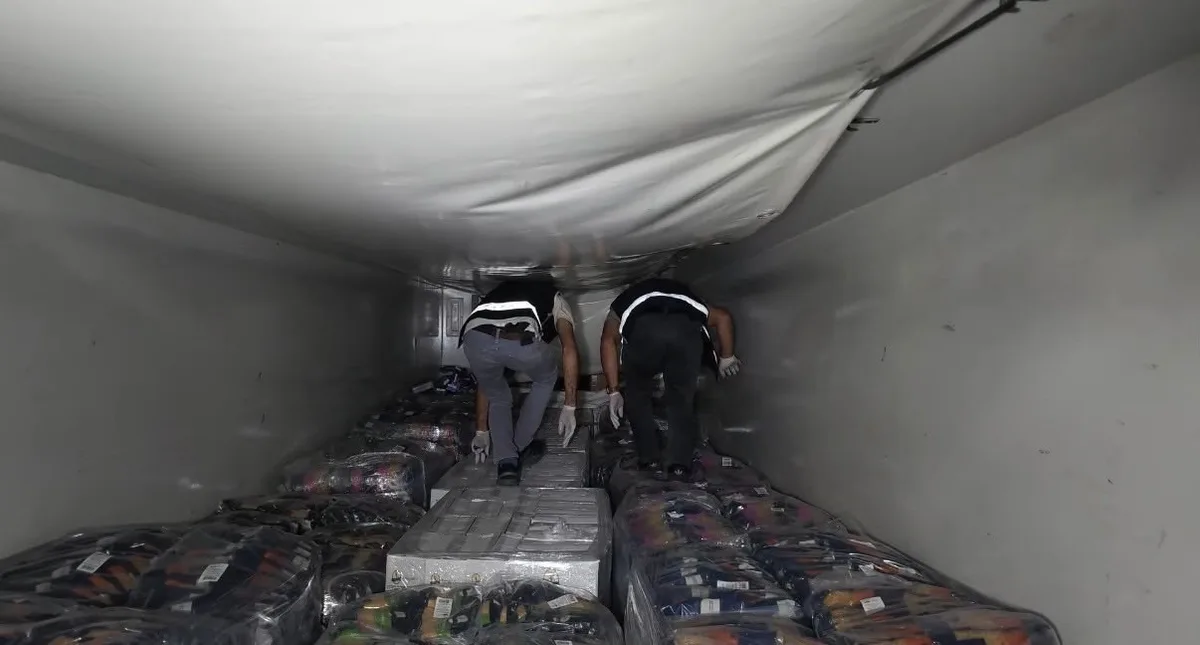 Kocaeli İzmit'te gıda yüklü tırda 95 bin paket elektronik sigara tütünü ele geçirildi