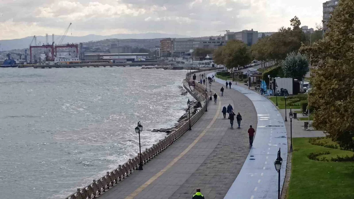 Tekirdağ Süleymanpaşa'da şiddetli poyraz saatte 40 kilometreye ulaştı