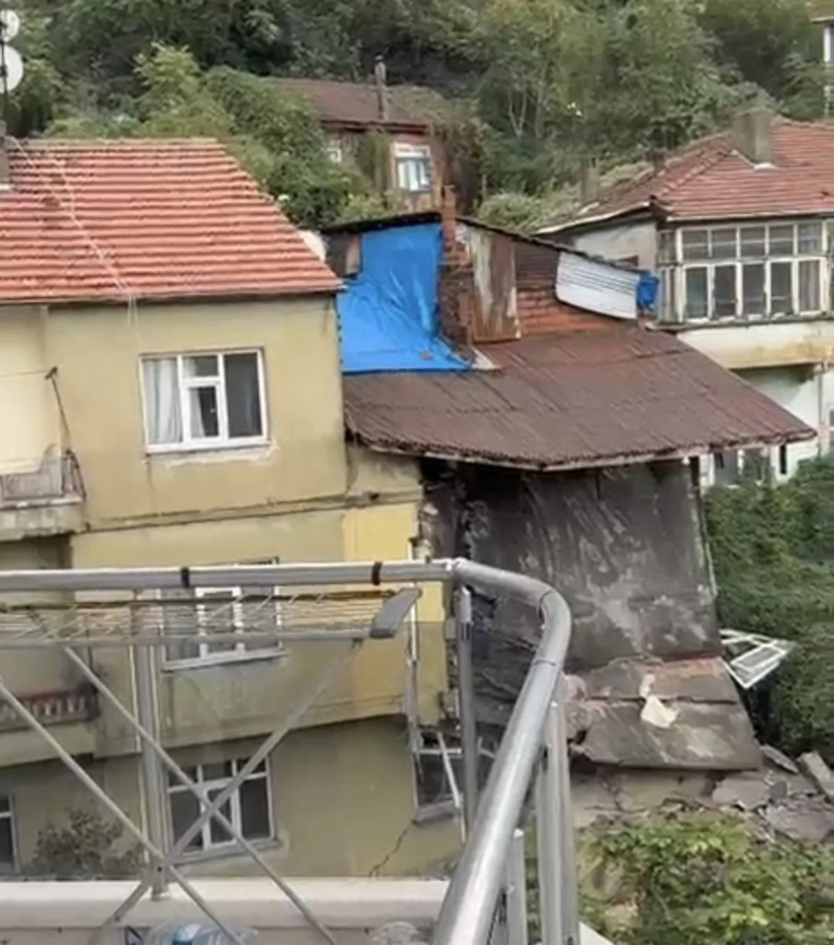 Zonguldak'ta 3 gündür etkili sağanak sonrası duvarı çöken evin kalan bölümü de çöktü