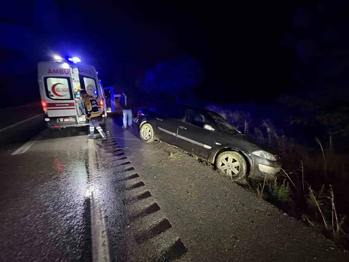 Kastamonu Tosya'da D100'de otomobil karşı şeride geçti, sürücü yaralandı