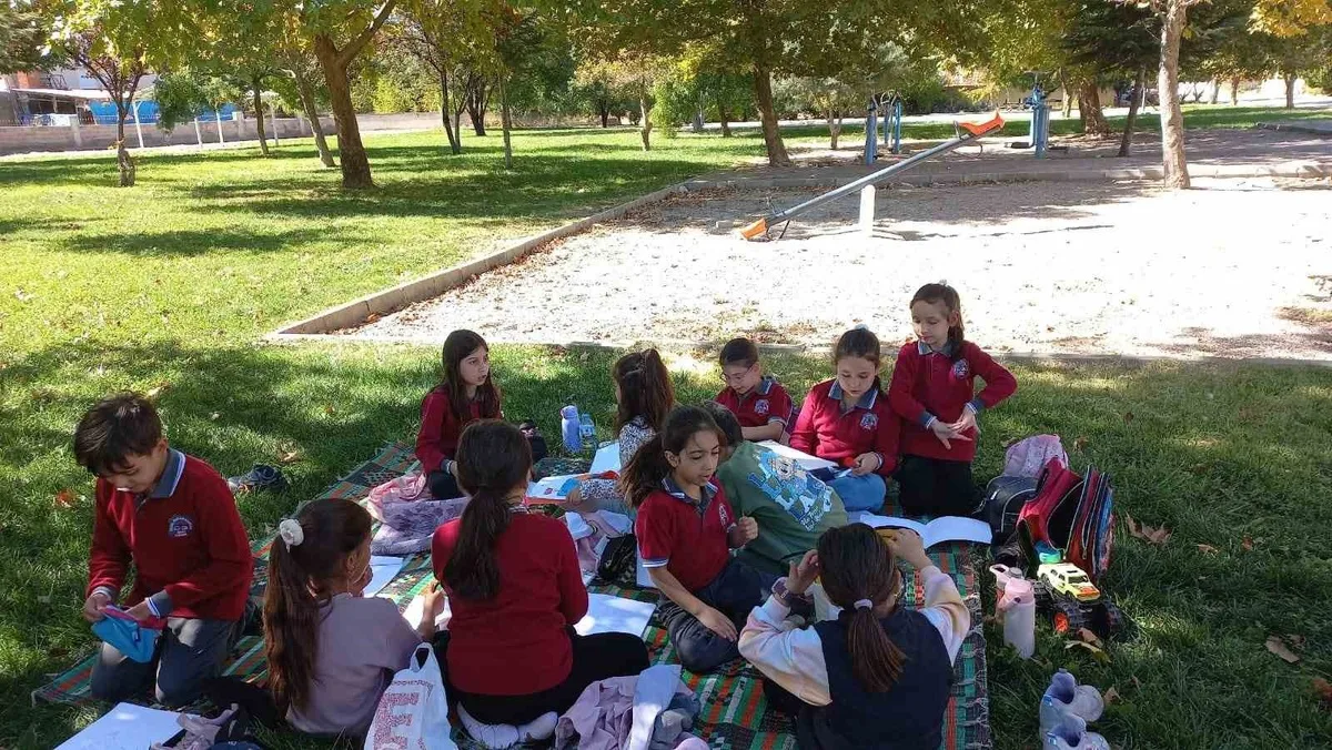 Denizli Çivril'de 2. sınıf öğrencileri sağlıklı kahvaltı yapıp oyunla öğrendi