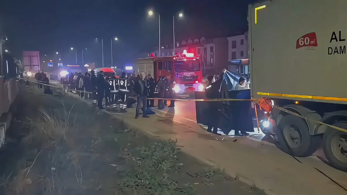 Bandırma'da motosiklet sürücüsü park halindeki TIR'a arkadan çarpıp hayatını kaybetti
