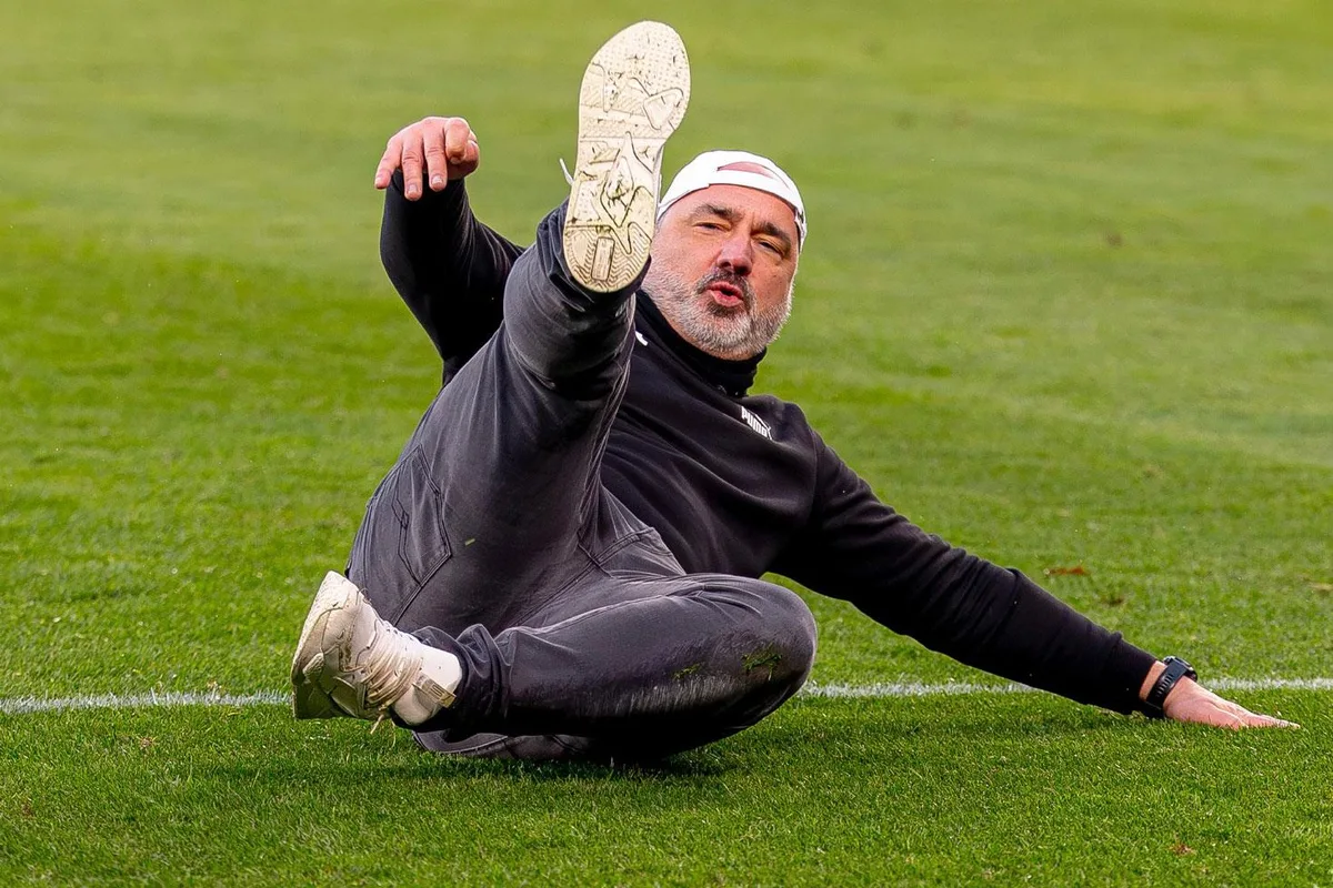 Fenerbahçe'nin rakibinde ortalık karıştı: Kendi oyuncusuna ateş püskürdü