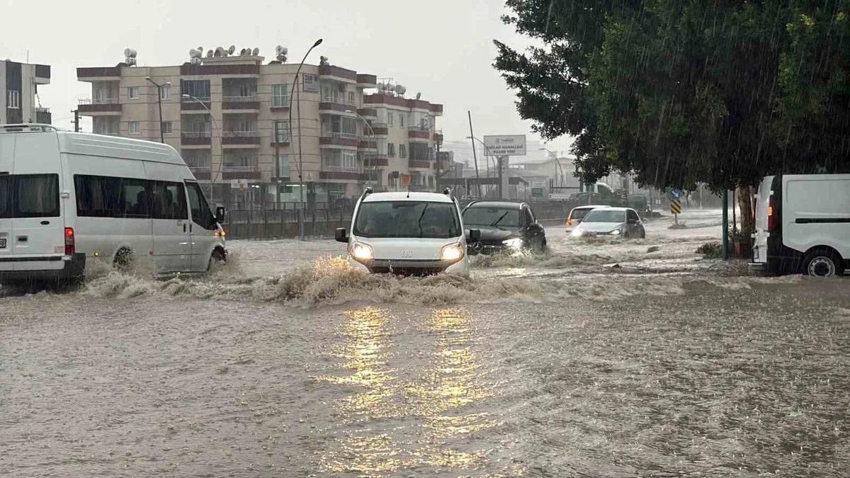 Tarsus'ta sağanak yolları su altında bıraktı, muhtar öğrenciyi kucağında taşıdı