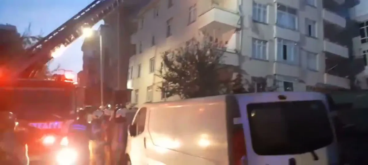 Maltepe'de 7 katlı binanın zemin artı iki katı çöktü, 5 kişi kurtarıldı