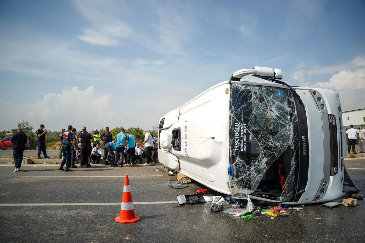 Antalya-Isparta yolunda midibüs devrildi, 17 yaralıdan biri ağır