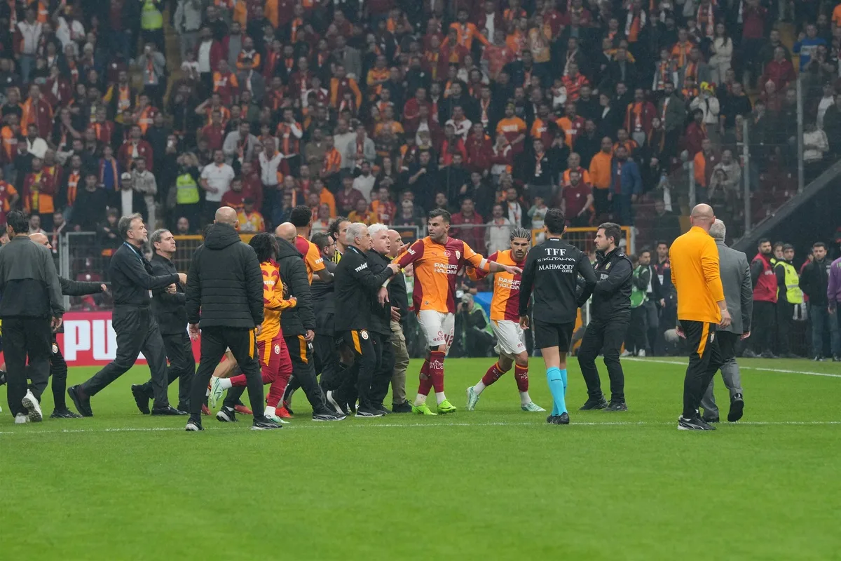 Galatasaray Fenerbahçe'yi 2-1 yendi, son düdükle saha karıştı